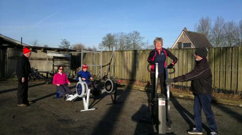 Vaarverbod! Oeps een roeiverbod Woensdag 18 februari komt the A- team wandelend en fietsend, met een frisse neus aan op Barwoutswaarder 154. Geen midweekroeiers? Nee. Er is een roeiverbod tot 12 uur.