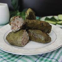notengebak) - Dolmadakia (met rijst gevulde wijnbladeren) - Spanakopita (Griekse spinazietaart) - Griekse salade (salade met tomaat, komkommer, rode ui, feta en
