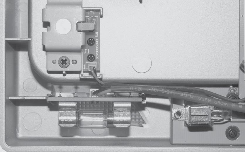 Til de achterwand er voorzichtig af. Haal de oude gloeilamp eruit (zie afb. onder). Plats een nieuwe gloeilamp (12 V, 3 W).