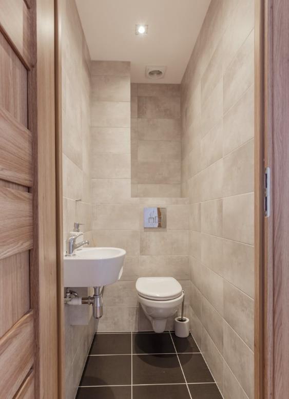De badkamer en toiletruimte: Vanuit de tussenhal heeft u toegang tot de badkamer en aparte toiletruimte met