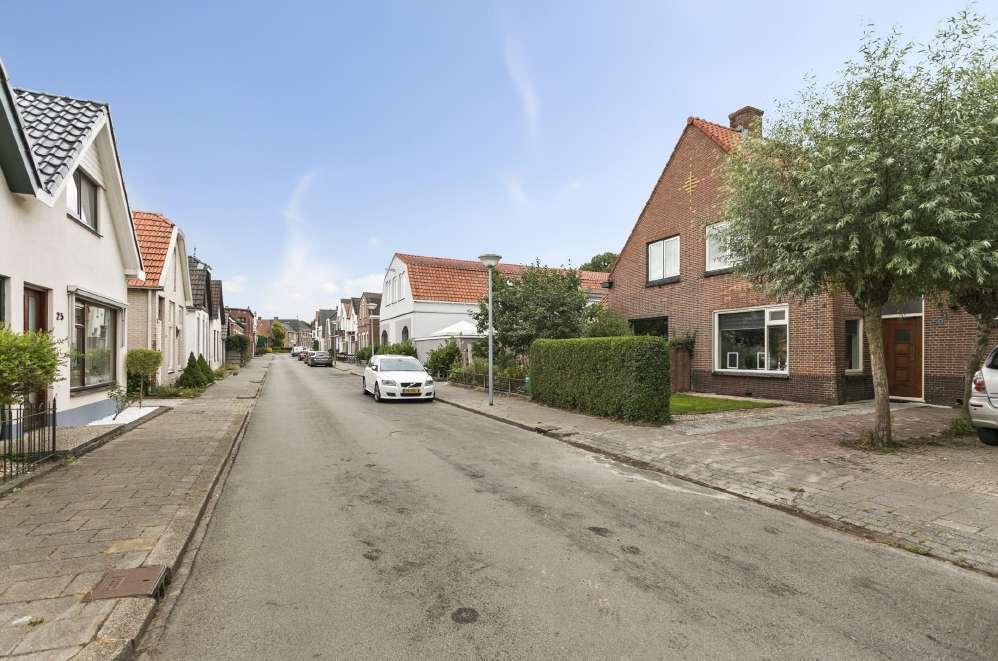 Hoogstraat 50 te Winschoten K Begane grond: Hal/entree met meterkast, toilet, toegang tot de provisiekelder (ca. 9,5m2) en een sfeervolle en karakteristieke trap naar de eerste verdieping.