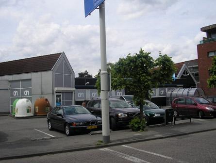 Overigens is buiten het (ruim bemeten) centrum weinig verspreide bewinkeling te vinden.