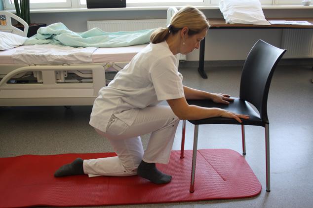 DE PARKINSONSCHOOL AZ SINT-LUCAS BRUGGE ergotherapie - kinesitherapie - logopedie 7. Neem steun op één voet (zet het beste been eerst).
