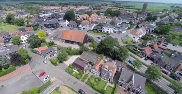 Het is een landelijk gelegen dorpje en grenst