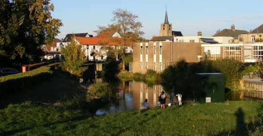 Vanuit Numansdorp vertrekt een pontje naar Willemstad.