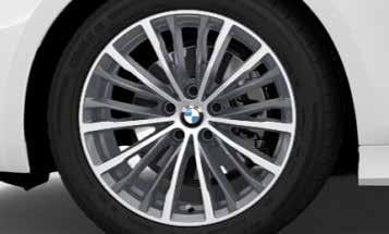 BMW nierengrille en uitlaateindpijpen uitgevoerd in hoogglans zwart. (alleen i.c.m. 760 - Raamomlijsting BMW Individual hoogglans Shadow Line) (: spiegelkappen in carrosseriekleur uitgevoerd).