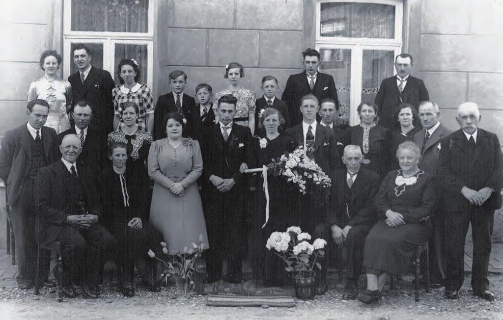 29 Huwelijksfoto van Hub Coenjaerts en Lies Packbier (17 mei 1941) Foto gemaakt voor de boerderij op Lubosch te Ransdaal, thans Ransdalerstraat 3, die werd gepacht door de vader van de bruid, Jan