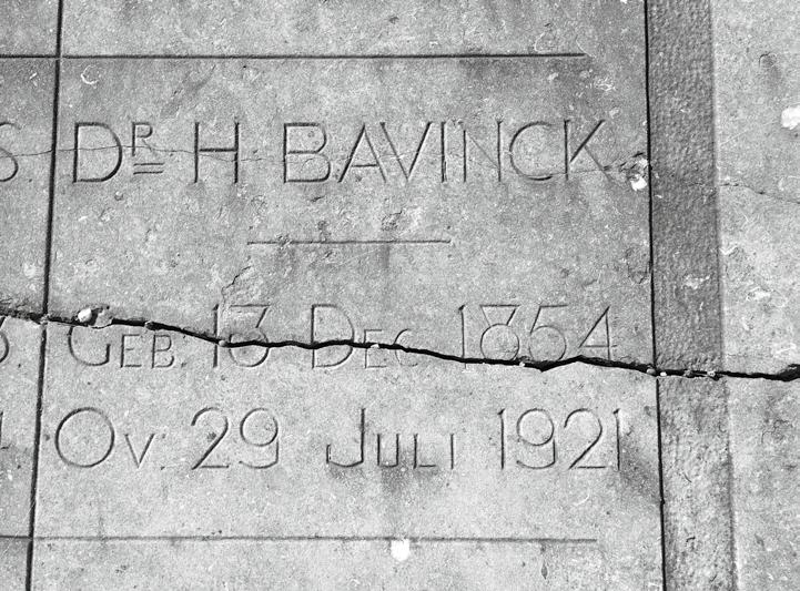 Bij de foto: Er loopt een scheur door de grafsteen van Herman Bavinck te Vlaardingen [lees verder op pag. 3] nr.