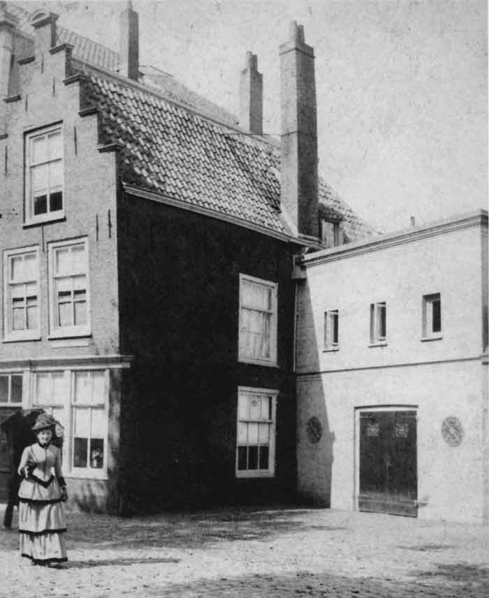 Achter de schuine afscheidingsmuur had hij zijn atelier. Afb. 8. Een foto van het plangebied Wolwevershaven 4, aan circa het eind van de 19 e eeuw.