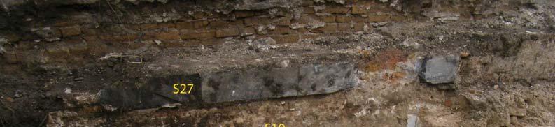 De kademuur (S6) De kademuur zal vermoedelijk al in de 17 e eeuw zijn gebouwd. De muur heeft een dikte van circa 100 cm en is gemaakt van gele en roze bakstenen met een formaat van 21x8,5x5 cm.