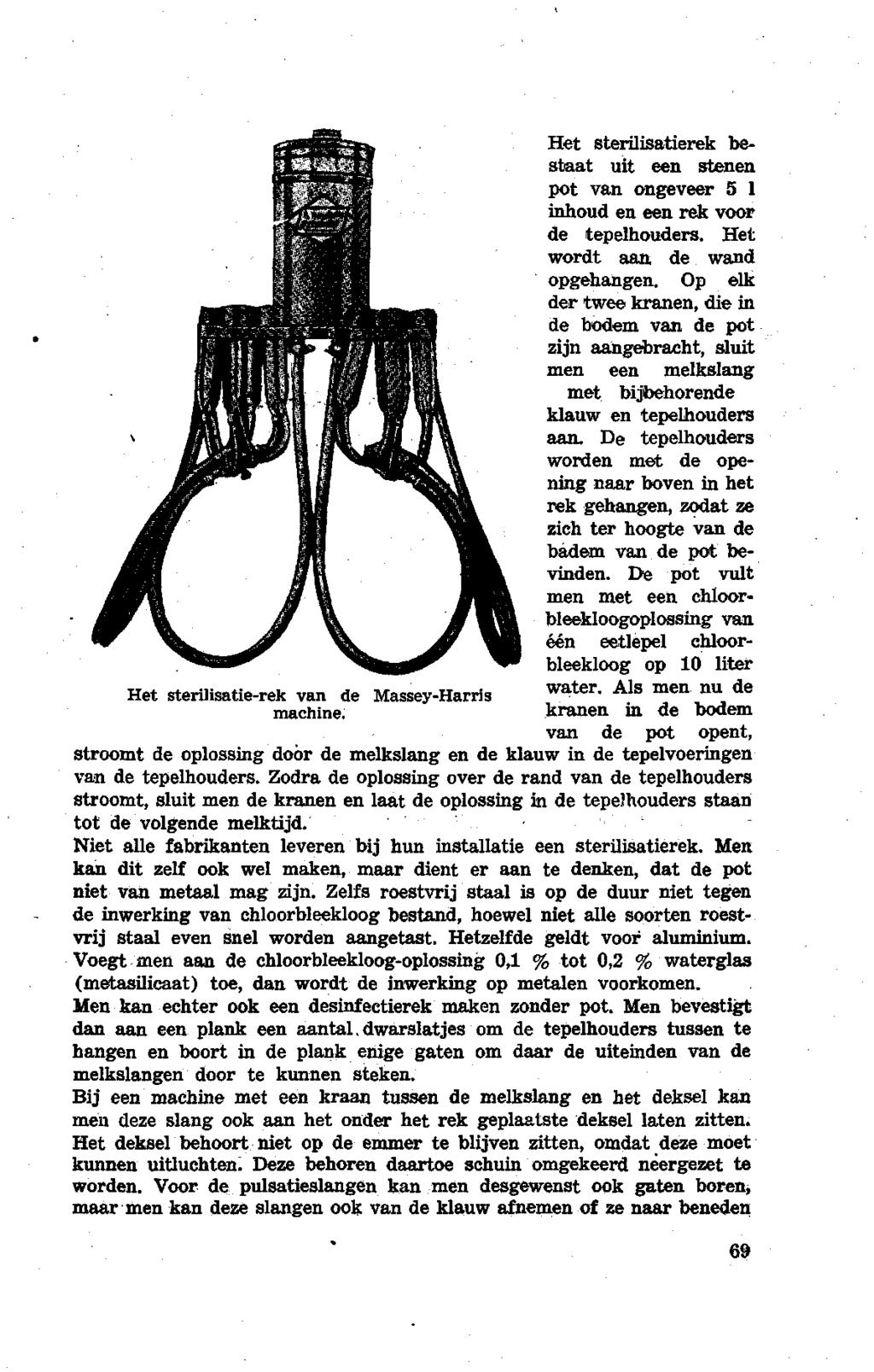 Het sterilisatie-rek van de Massey-Harris machine. Het sterilisatierek bestaat uit een stenen pot van ongeveer 5 1 inhoud en een rek voor de tepelhouders. Het wordt aan de wand opgehangen.