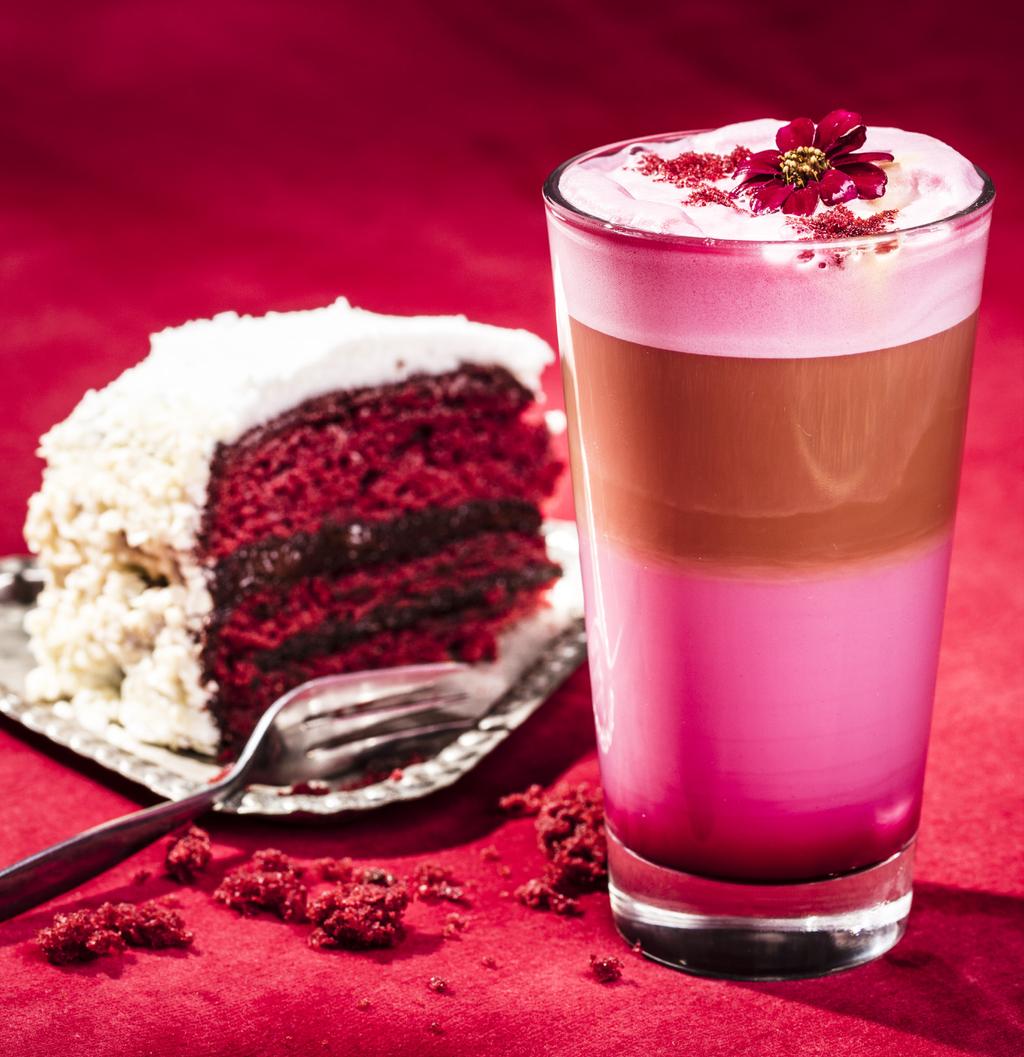 RED VELVETLatte Ingrediënten voor 1 liter siroop 1 liter bietensap 200 gram suiker 450 ml Monin witte chocolade siroop vanille extract of ½ vanille stokje Voorbereiding Kook de bietensap in met