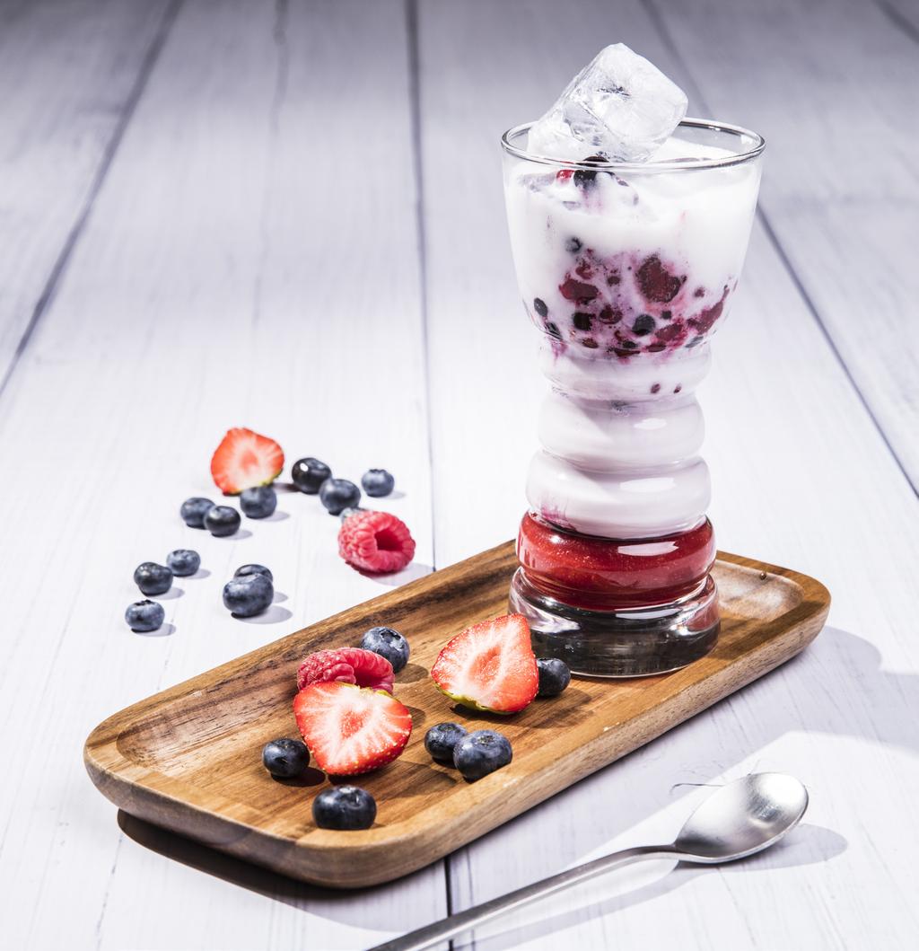 BOSVRUCHTEN MILKSHAKELatte Ingrediënten 30 gram aardbeien fruitpuree (Boiron spuitfles) 125 gram ijsblokjes 30 gr bosvruchten (diepvries) 160 ml Lattiz melkschuim 1.