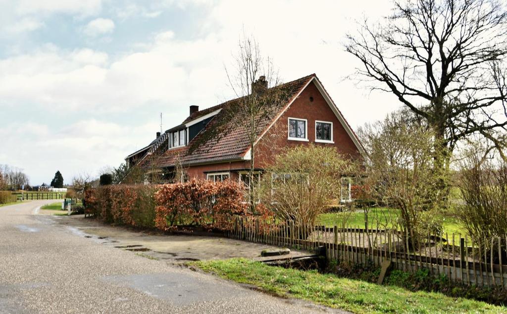 Ligging: Het karakteristieke woonhuis bevindt zich op een hoogst aantrekkelijke plek aan de voet van de Herikerberg op 10 autominuten van Rijssen, Enter, Goor of Markelo.