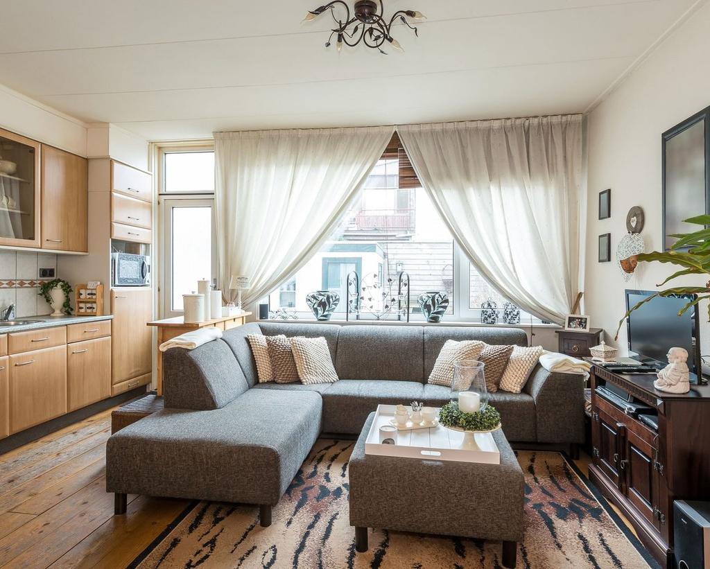 Kenmerken Soort Type Kamers Woonoppervlakte Perceeloppervlakte Inhoud eengezinswoning tussenwoning 6 146 m² 87 m² 472 m³ Bouwjaar