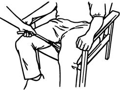 Het gebruik van uw Maxi Move Het gebruik van het DPS kanteljuk Uit een stoel tillen Breng de tilband om de rug van de cliënt aan, tot op de stuit.