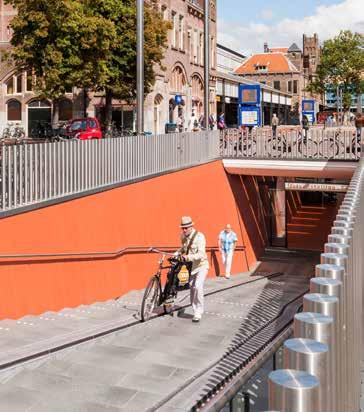 Direct ontsloten vanaf de Kruisweg, de centrale fietsloper door de stad, is onder het Stationsplein één van de grootste fietsenstallingen van Europa gerealiseerd, het Fietssouterrain, met ruim 5000