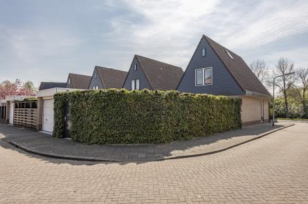 een geschakeld woonhuis met grote garage en tuin. Vraagprijs: 398.