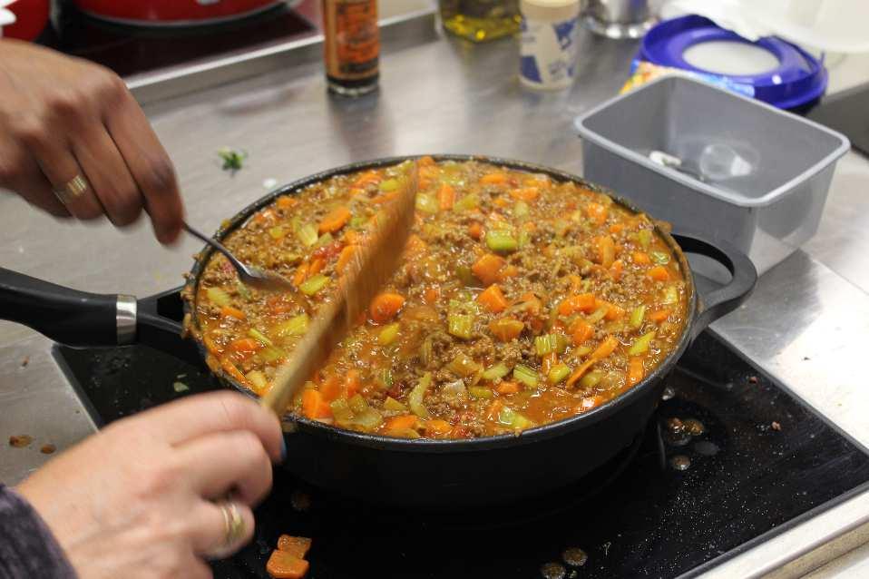 mosterd 1 zakje geraspte cheddar kaas 3 tomaten 1. Verwarm de oven voor op 190 graden 2. Snij de uien in kleine stukjes 3. Pers de knoflook 4. Schil de wortelen en snij deze in halve schijfjes 5.