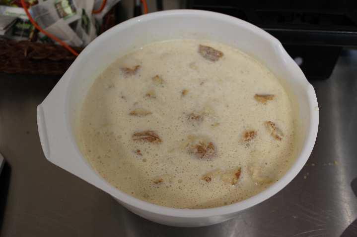 Neem een ovenschaal van 20 cm doorsnede en vet deze in met de boter 4. Snijd het stokbrood in blokjes 5. Doe dit in een kom met melk en laat het wellen 6. Klop de eieren met de suiker romig 7.