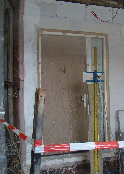 Efectis NL testrapport 2010-Efectis-R0603 Constructie: enkelvleugelige deur-/kozijnconstructie met bovenlicht Deurblad: stompe deur met afmetingen: 958 x 2320 x 50 mm Kozijn: gevingerlast sapupira,