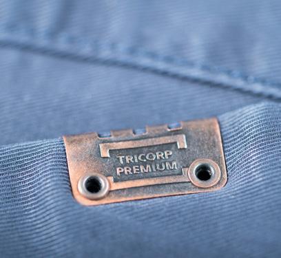 Daarnaast heeft de jas gestikte nylon details. De Premium kledinglijn is onder andere herkenbaar aan de rubberen patch.