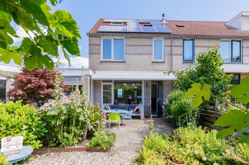 Royale gezinswoning op een centrale locatie in Het Groene Hart: Energiezuinig met 10 zonnepanelen (dekt alle kosten voor elektra) en HR cv- ketel uit 2017!