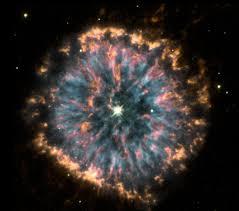 Gloeiend oog nevel NGC 6751.