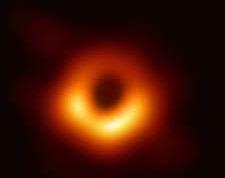 sterren in de Melkweg bij elkaar, maar de fascinatie ligt in het donkere centrum. De heersende theorie is, ironisch genoeg, dat een zwart gat helemaal geen leeg gat is, maar het tegenovergestelde.