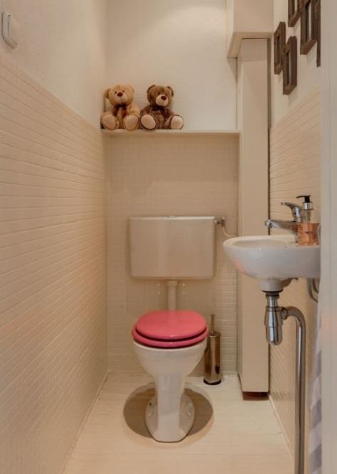 De badkamer & toilet: Vanuit de hal bereikt u de ruime badkamer welke is uitgevoerd in