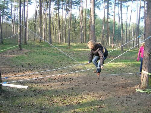 X-CROSS Locatie Tussen de bomen met blauwe bevestingingsringen. Materiaal 3 touwen (blauw gemarkeerd) met 6 musketons Opstelling Hang de touwen met de musketons vast aan de blauwe bevestigingsringen.