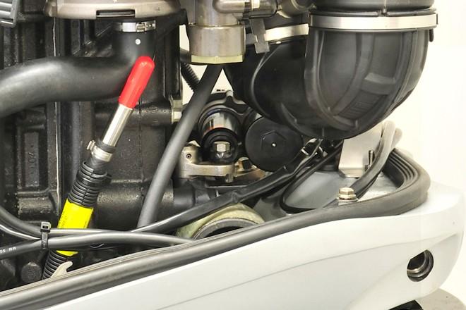 ONDERHOUD HULS VAN HET LEIDINGBRANDSTOFFILTER VERWIJDEREN Deze motor heeft een huls voor het leidingbrandstoffilter dat in de brandstofinlaatslang in de motorkap is geïnstalleerd.