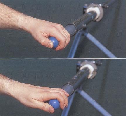 fig 5. positie hand bij de haal (boven) en de terugrit (onder). Het vasthouden van de riemen. (fig 5). Een riem hoort gedurende de gehele roeibeweging losjes in de hand te liggen.
