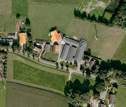 Luchtfoto van het perceel aan de Welinkweg 13, waarop de inmiddels afgebrande boerderij nog te zien is.