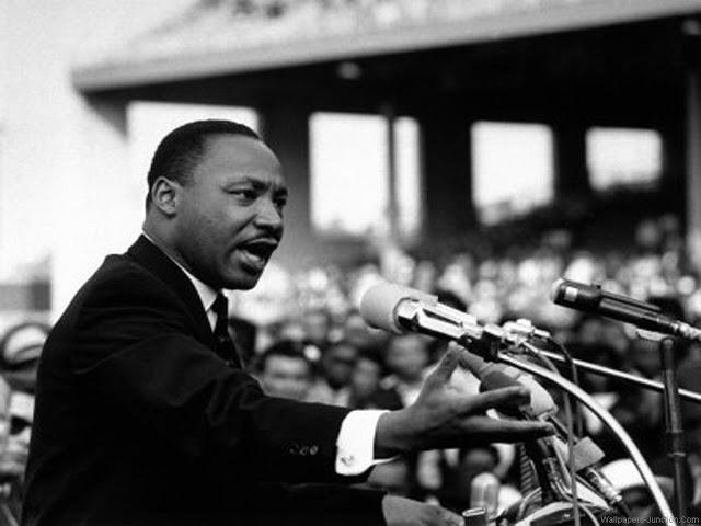 Martin Luther King stelde de discriminatie van mensen met een donkere huidkleur aan de kaak. Zijn enige wapen was de vrijheid van meningsuiting.