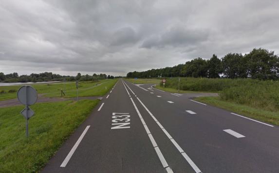 Oversteekbaarheid van de dijk De dijk, met daarop de provinciale weg, scheidt de dorpskernen van Olst en Wijhe van de uiterwaarden en de IJssel.