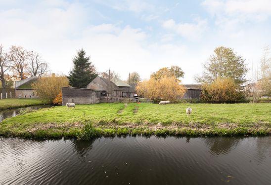 Dan bent u bij deze woning aan het juiste adres. Deze ruime woning heeft alle ingrediënten in huis om hier uw thuis van te maken.