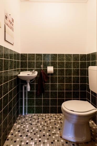 De badkamer en toiletruimte: Vanuit de hal heeft u eveneens toegang tot de badkamer en separate