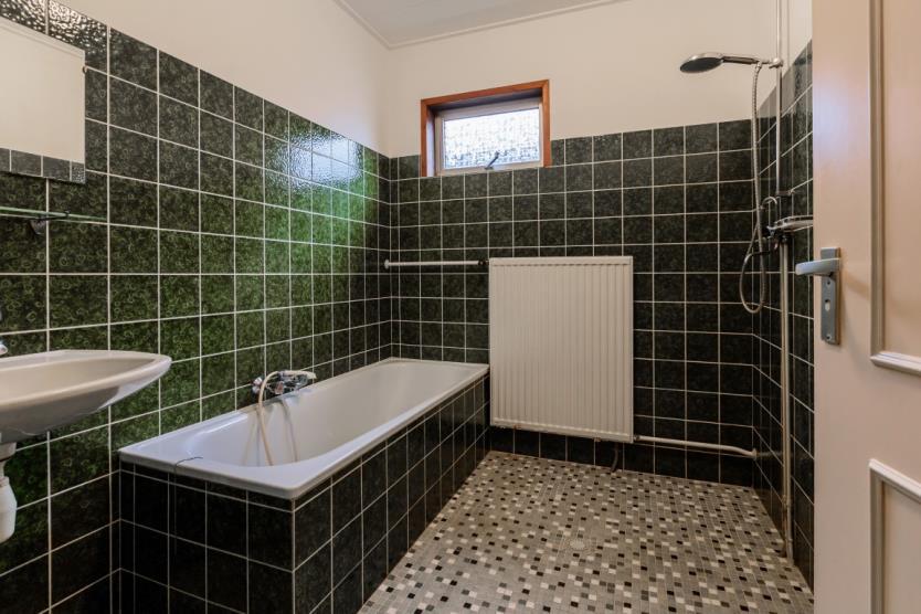 De badkamer is uitgerust met: een ligbad met handdouche een aparte douche een wastafel een radiator Tevens