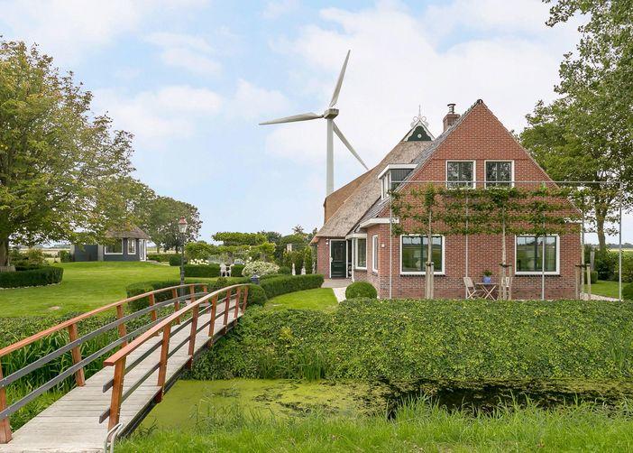 Bijzonderheden: - de woning wordt middels een windturbine voorzien van energie. Het betreft een 300 kw turbine met een zeer hoog rendement: jaarproductie van 600.000 675.