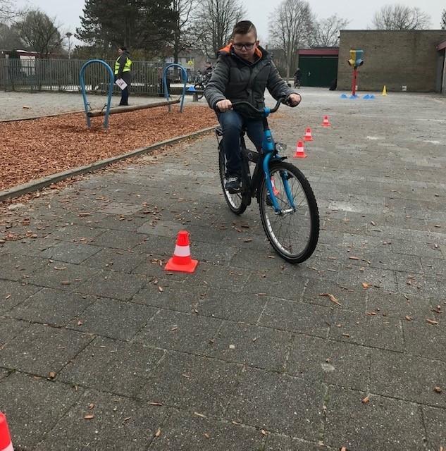 Eerst bekeken we een fiets in de klas en werden alle