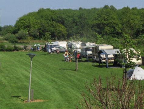 De camping ligt naast onze karper en vier forellenvisvijvers en is mooi gelegen aan de beek, genaamd Wold Aa.