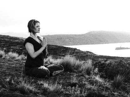 FLOW YOGA EN MEDITATIE CURSUS VOOR ONTSPANNING VAN LICHAAM EN ZIEL Onder leiding van Sanne Theben Terville Yoga en meditatie is geschikt voor alle mensen, ongeacht leeftijd, geslacht of conditie.