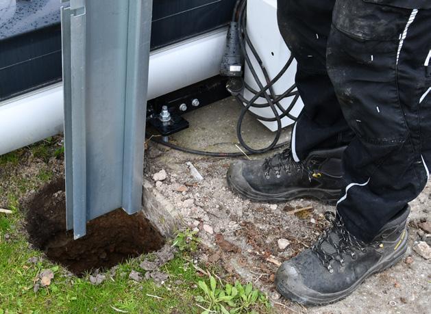 Stap 5 Begin nu met het plaatsen van de paal. Plaats de paal waterpas op de gewenste positie en op de juiste hoogte.