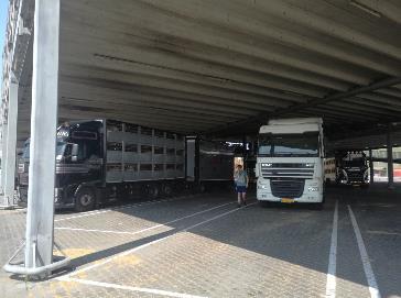 Trucks staan pal in de zon te wachten. Er is geen schaduw. We vinden dit onacceptabel. Er dienen met spoed schaduwplekken gerealiseerd te worden.