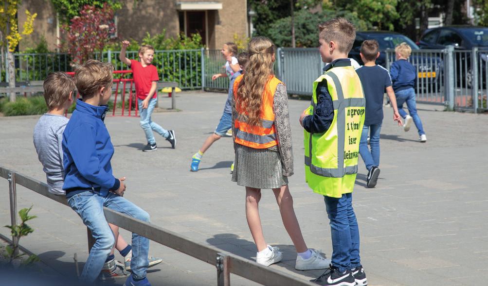 6 Functiebeschrijving (Bron: Management statuut) Het bestuur van de schoolvereniging fungeert als toezichthouder voor beide scholen.