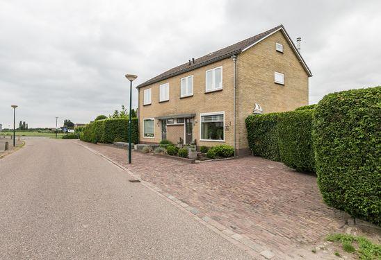 Twee-onder-een kapwoning met vrij uitzicht! Uitzicht over de landerijen en voorzieningen op korte afstand dat biedt deze zeer nette twee onder een kapwoning.