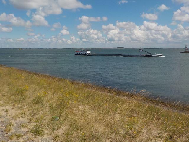 Een zichtje op het kanaal met redelijk wat beroepsvaart maar niet echt een probleem, ge