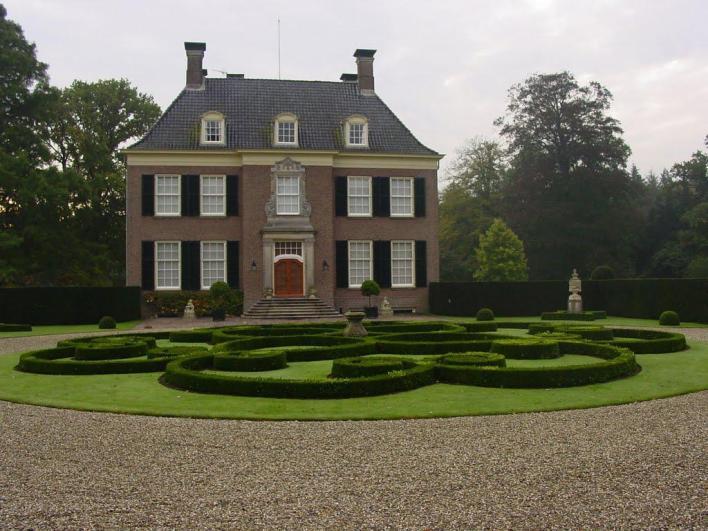 7 Huize Archem Huize Archem Vanuit de bocht zie je een aantal pachtboerderijen van Landgoed Archem. Vanaf hier kun je ook door de bossen heen een statig huis zien: Huize Archem.