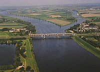 Bergsche Maas wordt bij Raamsdonksveer (Brug bij Keizersveer) overbrugd. Brug bij Keizersveer De gemeente kan tevens via het Oude Maasje en de rivier de Donge worden bereikt.